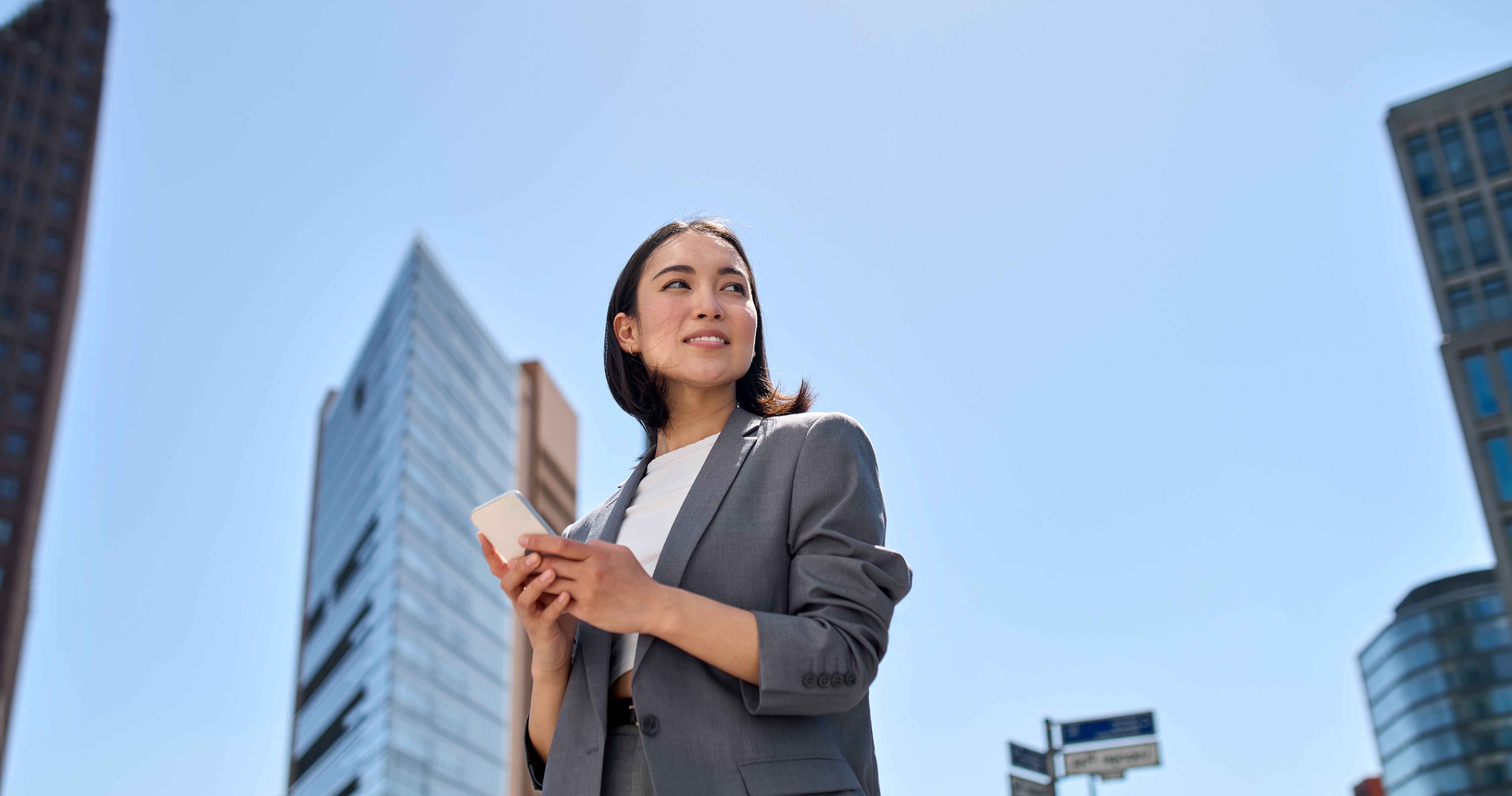 Personne consultant ses investissements sur un ordinateur portable
